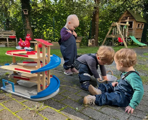 Kinder spielen Autohaus