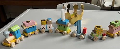 Kinder spielen mit der Eisenbahn