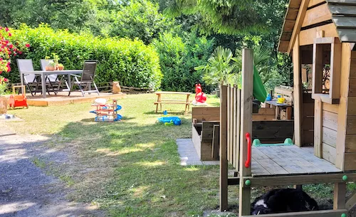 Garten mit Spielmöglichkeiten