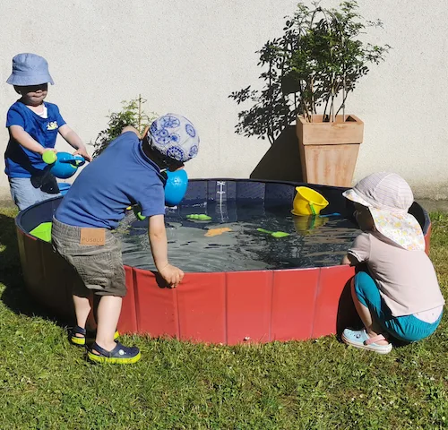 Kinder am Planschbecken
