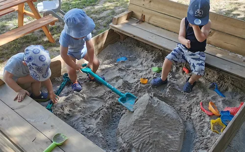 Kinder im Sandkasten